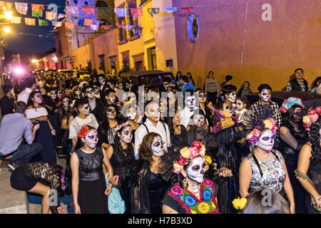 Des centaines de gens habillés comme le squelette mariée la Calavera Catrina parade lors de la dernière journée de la Journée de la fête des morts le 2 novembre 2016 à San Miguel de Allende, Guanajuato, Mexique. La semaine de célébration est un moment où les Mexicains bienvenue les morts à la terre pour une visite et célébrer la vie. Banque D'Images