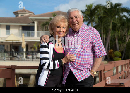 Riviera Beach, Florida, USA. 2e Nov, 2016. Joyce et Bob DiChiara à leur domicile sur Singer Island. Bob est un ancien combattant de la Seconde Guerre mondiale. Il est le dernier survivant de l'EFP Marine WWII navire de munitions U.S.S. Chêne rouge victoire, maintenant restauré à San Francisco. Allen Eyestone/Le Palm Beach Post/ZUMA/Alamy Fil Live News Banque D'Images