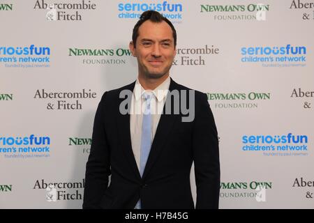 Le Roundhouse à Londres accueille un gala spécial en l'honneur de SeriousFun Children's Network, l'organisme de bienfaisance a commencé par l'acteur et philanthrope Paul Newman. L'événement était organisé par la fin de l'acteur plus jeune fille, Clea Newman. Aujourd'hui, il y a 30 camps et programmes répondant aux besoins des enfants et familles dans le monde. SeriousFun camps sont toujours gratuites et ils aident les enfants touchés par de graves problèmes de santé qui vont au-delà des limites de leur maladie. Banque D'Images