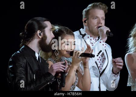 Nashville, Tennessee, USA. 2e Nov, 2016. Jennifer Nettles et les Pentatonix a lancé un hommage à Dolly Parton, commençant par une version a cappella de son tube 'Jolene.' Dolly Parton a reçu le Lifetime Achievement Award de Willie Nelson à la 50e Prix annuel qui a eu lieu à l'Arène Bridgestone dans le centre-ville de Nashville, Tennessee. © Jason Walle/ZUMA/Alamy Fil Live News Banque D'Images