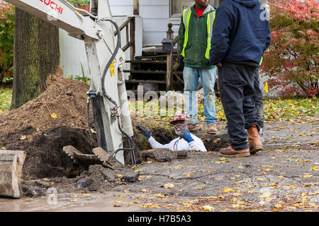 Flint, Michigan, USA. 3 novembre, 2016. Remplacement à grande échelle de plomb et l'acier galvanisé lignes de service de l'eau commence. La ville espère remplacer des canalisations à 800 maisons à l'automne. L'approvisionnement en eau du silex ont été contaminés par le plomb après des fonctionnaires de l'Etat a décidé en 2014 de prendre la ville, l'eau potable de la rivière Flint sans traitement adéquat. Crédit : Jim West/Alamy Live News Banque D'Images