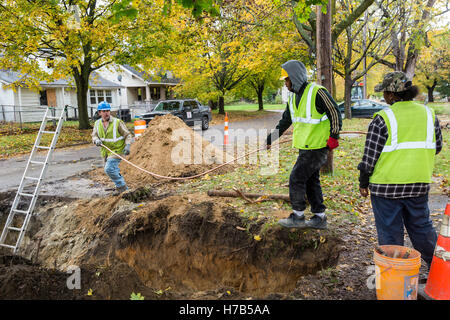 Flint, Michigan, USA. 3 novembre, 2016. Remplacement à grande échelle de plomb et l'acier galvanisé lignes de service de l'eau commence. La ville espère remplacer des canalisations à 800 maisons à l'automne. L'approvisionnement en eau du silex ont été contaminés par le plomb après des fonctionnaires de l'Etat a décidé en 2014 de prendre la ville, l'eau potable de la rivière Flint sans traitement adéquat. Crédit : Jim West/Alamy Live News Banque D'Images