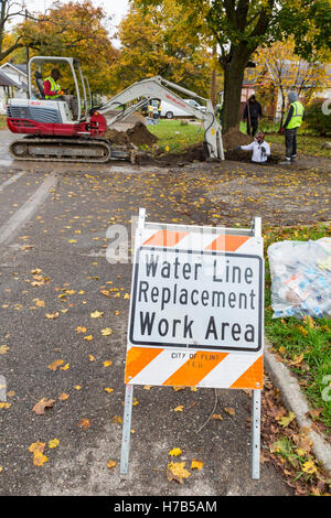 Flint, Michigan, USA. 3 novembre, 2016. Remplacement à grande échelle de plomb et l'acier galvanisé lignes de service de l'eau commence. La ville espère remplacer des canalisations à 800 maisons à l'automne. L'approvisionnement en eau du silex ont été contaminés par le plomb après des fonctionnaires de l'Etat a décidé en 2014 de prendre la ville, l'eau potable de la rivière Flint sans traitement adéquat. Crédit : Jim West/Alamy Live News Banque D'Images