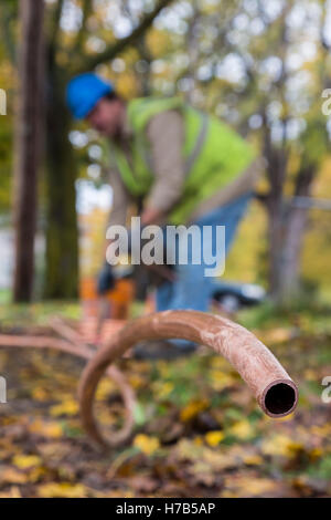 Flint, Michigan, USA. 3 novembre, 2016. Remplacement à grande échelle de plomb et l'acier galvanisé lignes de service de l'eau commence. La ville espère remplacer des canalisations à 800 maisons à l'automne. L'approvisionnement en eau du silex ont été contaminés par le plomb après des fonctionnaires de l'Etat a décidé en 2014 de prendre la ville, l'eau potable de la rivière Flint sans traitement adéquat. Crédit : Jim West/Alamy Live News Banque D'Images