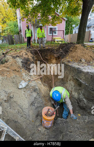 Flint, Michigan, USA. 3 novembre, 2016. Remplacement à grande échelle de plomb et l'acier galvanisé lignes de service de l'eau commence. La ville espère remplacer des canalisations à 800 maisons à l'automne. L'approvisionnement en eau du silex ont été contaminés par le plomb après des fonctionnaires de l'Etat a décidé en 2014 de prendre la ville, l'eau potable de la rivière Flint sans traitement adéquat. Crédit : Jim West/Alamy Live News Banque D'Images