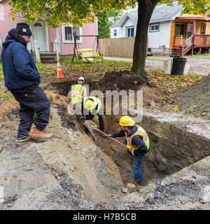 Flint, Michigan, USA. 3 novembre, 2016. Remplacement à grande échelle de plomb et l'acier galvanisé lignes de service de l'eau commence. La ville espère remplacer des canalisations à 800 maisons à l'automne. L'approvisionnement en eau du silex ont été contaminés par le plomb après des fonctionnaires de l'Etat a décidé en 2014 de prendre la ville, l'eau potable de la rivière Flint sans traitement adéquat. Crédit : Jim West/Alamy Live News Banque D'Images