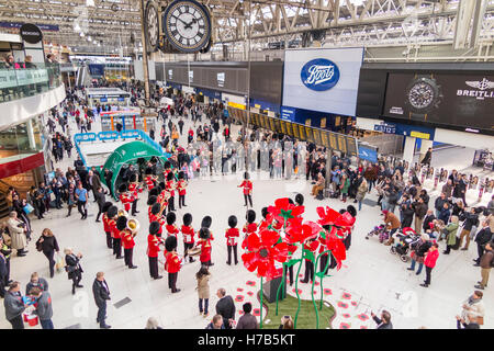 La gare de Waterloo, Londres, Royaume-Uni. 3 novembre, 2016. La bande de les Grenadier Guards effectue pour les navetteurs et les passagers dans le grand hall de la gare de Waterloo, Londres, Royaume-Uni. Leur performance a été à l'appui de la Royal British Legion Poppy Appel. Credit : Graham Prentice/Alamy Live News Banque D'Images