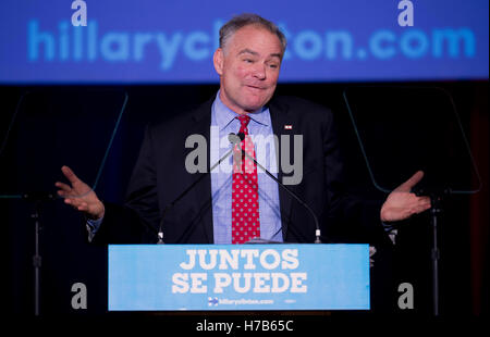 Phoenix, Arizona, USA. 06Th Nov, 2016. Avec cinq jours restant jusqu'à l'élection présidentielle, candidat à la vice-présidence démocrate TIM KAINE livre un discours de campagne électorale en espagnol à l'Maryvale Centre communautaire. Crédit : Brian Cahn/ZUMA/Alamy Fil Live News Banque D'Images