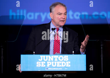 Phoenix, Arizona, USA. 06Th Nov, 2016. Avec cinq jours restant jusqu'à l'élection présidentielle, candidat à la vice-présidence démocrate TIM KAINE livre un discours de campagne électorale en espagnol à l'Maryvale Centre communautaire. Crédit : Brian Cahn/ZUMA/Alamy Fil Live News Banque D'Images