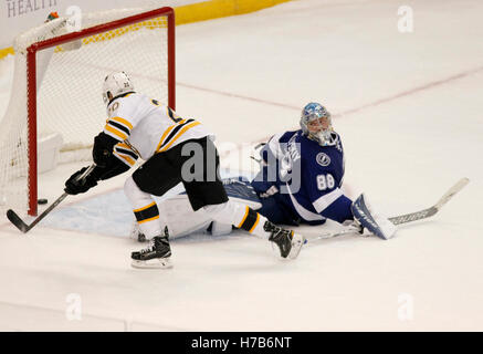 Tampa, Floride, USA. 29Th sep 2016. DOUGLAS R. CLIFFORD | fois.Bruins de Boston center Riley Nash (20) bat le Lightning de Tampa Bay Andrei gardien Vasilevskiy (88) au cours de la fusillade de décider jeudi (11/3/16) match entre le Lightning de Tampa Bay et le Boston brunis à l'Amalie Arena à Tampa. © R. Douglas Clifford/Tampa Bay Times/ZUMA/Alamy Fil Live News Banque D'Images