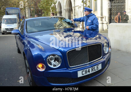 London, UK, 3 novembre 2016, Charlie Mullins hors cour de justice royale, Londres, après avoir remporté le jugement qui a statué que les députés doivent avoir donné un vote avant que le gouvernement commence Brexit. Credit : JOHNNY ARMSTEAD/Alamy Live News Banque D'Images