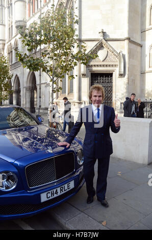 London, UK, 3 novembre 2016, Charlie Mullins hors cour de justice royale, Londres, après avoir remporté le jugement qui a statué que les députés doivent avoir donné un vote avant que le gouvernement commence Brexit. Credit : JOHNNY ARMSTEAD/Alamy Live News Banque D'Images