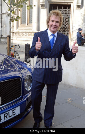 London, UK, 3 novembre 2016, Charlie Mullins hors cour de justice royale, Londres, après avoir remporté le jugement qui a statué que les députés doivent avoir donné un vote avant que le gouvernement commence Brexit. Credit : JOHNNY ARMSTEAD/Alamy Live News Banque D'Images