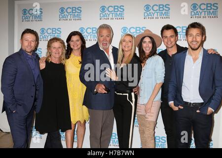 Los Angeles, CA, USA. 29Th sep 2016. Jacob Young, Alley Mills, Heather Tom, John McCook, Katherine Kelly Lang, Jacqueline MacInnes Wood, Darin Brooks, Scott Clifton présente à l'audace et de la belle écriture et lecture, le panneau de Paley Center for Media, Los Angeles, CA 3 novembre 2016. Credit : Priscilla Grant/Everett Collection/Alamy Live News Banque D'Images