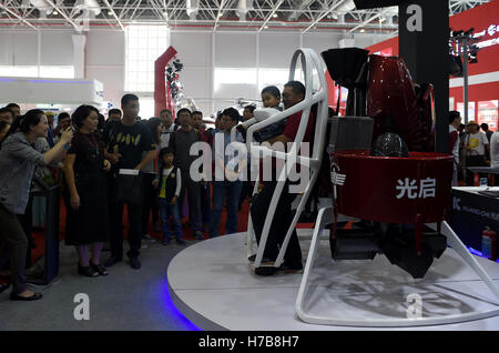 Zhuhai, la province chinoise du Guangdong. 4ème Nov, 2016. Personnes visitent la 11e China International Aviation and Aerospace Exhibition à Zhuhai, Province du Guangdong en Chine du Sud, 4 novembre 2016. Le Zhuhai Airshow a ouvert au public le vendredi. Credit : Jia Yuchen/Xinhua/Alamy Live News Banque D'Images