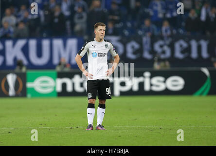 Gelsenkirchen, Allemagne. 29Th sep 2016. L'Krasnodar Sergei Petrov réagir après l'Europea League phase de groupes match de football entre le FC Schalke 04 et FK Krasnodar à la Veltins Arena de Gelsenkirchen, Allemagne, 3 novembre 2016. PHOTO : FRISO GENTSCH/dpa/Alamy Live News Banque D'Images