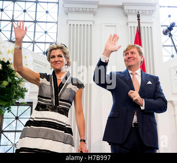 Brisbane, Australie. 4 novembre, 2016. Le roi Willem-Alexander et Maxima La reine des Pays-Bas participer à la réunion de la communauté néerlandaise à l'Hôtel de ville de Brisbane, Australie, le 4 novembre 2016. Roi des Pays-Bas et de la Reine sont en Australie pour un jour 5 visite d'état. Photo : Patrick van Katwijk - PAS DE SERVICE DE FIL - Crédit photo : dpa alliance/Alamy Live News Banque D'Images