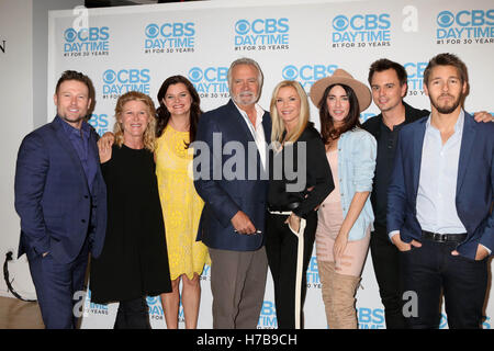 Los Angeles, Ca. 06Th Nov, 2016. Jacob Young, Alley Mills, Heather Tom, John McCook, Katherine Kelly Lang, Jacqueline MacInnes Wood, Darin Brooks et Scott Clifton à 'Gloire et Beauté' script live lire et panneau au Paley Center for Media, le 3 novembre 2016 à Beverly Hills, Californie. Crédit : David Edwards/media/Alamy Punch Live News Banque D'Images