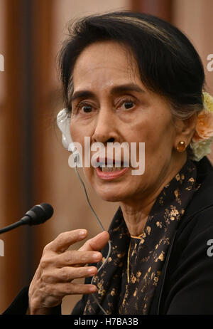 Tokyo, Japon. 4ème Nov, 2016. Myanmars de facto chef Aung San Suu Kyi, prend la parole lors d'une conférence de presse à la Japan National Press Club à Tokyo le vendredi 4 novembre 2016. Le prix Nobel de la paix, Suu Kyi était sur une visite de cinq jours au Japon, au cours de laquelle elle a visité l'Université de Kyoto, où elle a étudié en tant que chercheur, il y a 25 ans. Credit : Natsuki Sakai/AFLO/Alamy Live News Banque D'Images