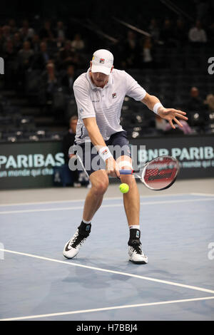 Paris, France. 4ème Nov, 2016. BNP PARIBAS MASTERS (1/4 final) FEDERATION FRANCAISE DE TENNIS - John Isner (USA) en action contre Jack Sock (USA) - Crédit : Yan Lerval/Alamy Live News Banque D'Images