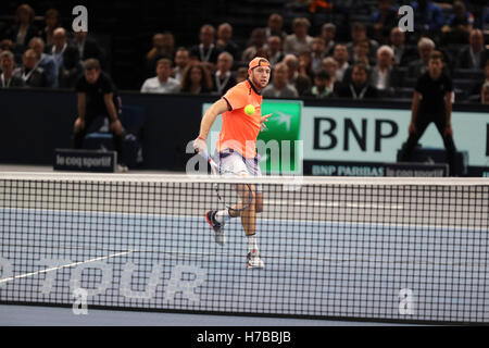 Paris, France. 4ème Nov, 2016. BNP PARIBAS MASTERS (1/4 final) FEDERATION FRANCAISE DE TENNIS - Jack Sock (USA) en action contre John Isner (USA) - Crédit : Yan Lerval/Alamy Live News Banque D'Images