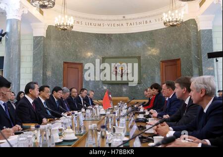 Riga, Lettonie. 4ème Nov, 2016. Le Premier ministre chinois Li Keqiang s'entretient avec son homologue letton Maris Kucinskis à Riga, Lettonie, 4 novembre 2016. Credit : Liu Weibing/Xinhua/Alamy Live News Banque D'Images