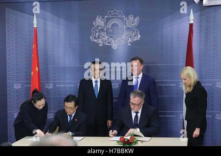 Riga, Lettonie. 4ème Nov, 2016. Le Premier ministre chinois Li Keqiang et son homologue letton Maris Kucinskis assister à la signature de documents de coopération bilatérale dans les domaines du commerce, des transports et de la culture après leurs entretiens à Riga, Lettonie, 4 novembre 2016. Credit : Liu Weibing/Xinhua/Alamy Live News Banque D'Images