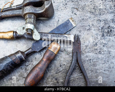 Old rusty petits outils sur fond de métal. Selective focus Banque D'Images