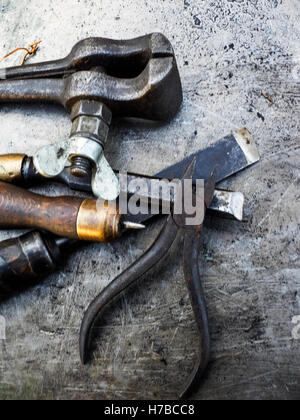 Old rusty petits outils sur fond de métal. Selective focus Banque D'Images