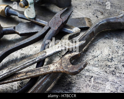 Old rusty petits outils sur fond de métal. Selective focus Banque D'Images