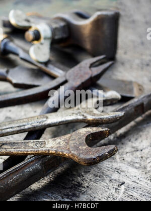 Old rusty petits outils sur fond de métal. Selective focus Banque D'Images