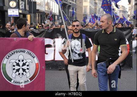 Milan, Italie, démonstration du groupe néofasciste Casa Pound à l'encontre de la Communauté européenne Banque D'Images