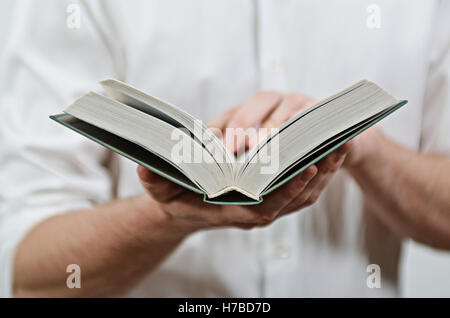 Young Adult Man's Hands, Portrait de la lecture d'un livre Banque D'Images