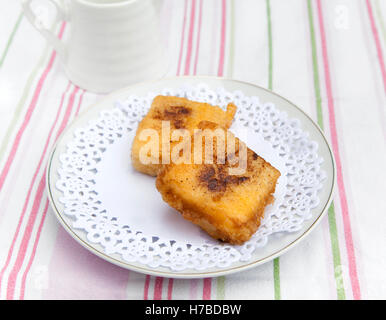 Torrijas, spécialité espagnole préparée traditionnellement à Pâques. Banque D'Images