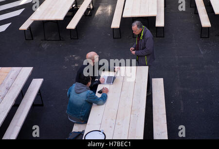 Mais Boxpark nouvellement ouvert non fini pop-up mall street vente de nourriture et boissons en Croydon Greater London United Kingdom Banque D'Images