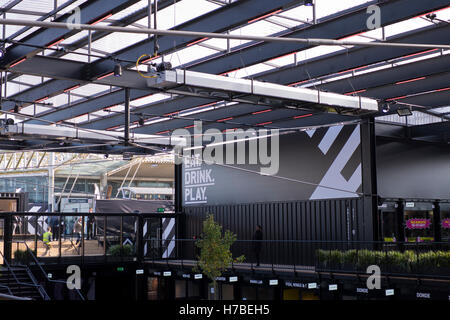 Mais Boxpark nouvellement ouvert non fini pop-up mall street vente de nourriture et boissons en Croydon Greater London United Kingdom Banque D'Images