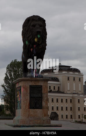 Statue de lion à Skopje a peint par des manifestations Banque D'Images