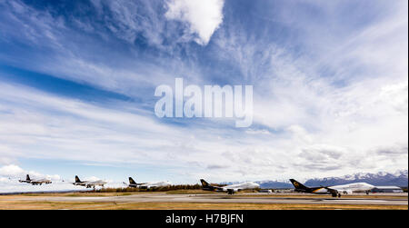 Composite de fret UPS jet l'atterrissage à l'Aéroport International Ted Stevens d'Anchorage en Alaska. Banque D'Images