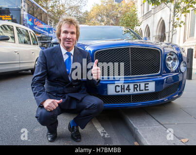 Gérant de Pimlico plombiers,Charlie Mullins,donne le feu vert après que les juges ont donné leur verdict sur l'affaire Brexit Banque D'Images