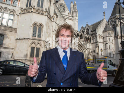 Gérant de Pimlico plombiers,Charlie Mullins,donne le feu vert après que les juges ont donné leur verdict sur l'affaire Brexit Banque D'Images