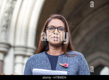 SCM Secteur co-fondateur Gina Miller fait une déclaration à l'extérieur de la Haute Cour après avoir remporté son défi à la décision Brexit Banque D'Images