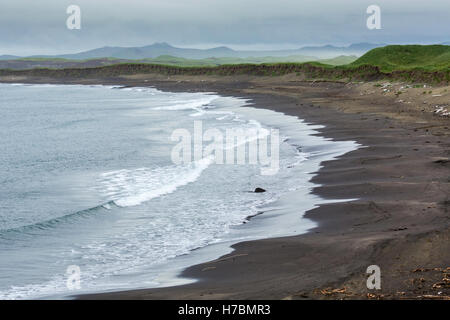 Mer de Béring et des falaises le long du littoral de l'Île Saint-Paul au sud-ouest de l'Alaska. Banque D'Images