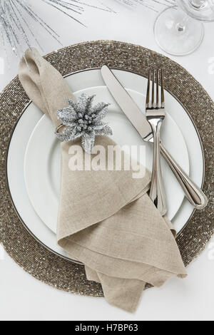 Cuisine fine de fête officielle de fantaisie pour Noël ou pour le réveillon du Nouvel An dîner de la table, couvert de décorations Banque D'Images
