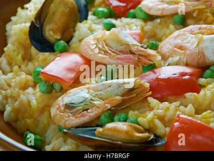 La Paella de fruits de mer traditionnel catalan lave du nord-est de l'Espagne Banque D'Images