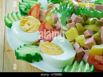 Salade de pommes de terre néerlandais - Huzarensalade Banque D'Images