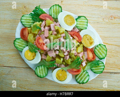 Salade de pommes de terre néerlandais - Huzarensalade Banque D'Images