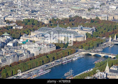 Vue aérienne sur la ville de Paris et du Louvre de la Tour Eiffel Banque D'Images