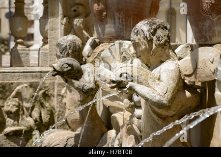 Particulier d'une fontaine, angel statue, à Tivoli, Italie Banque D'Images