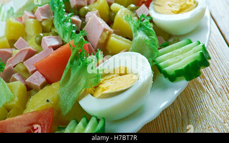 Salade de pommes de terre néerlandais - Huzarensalade Banque D'Images