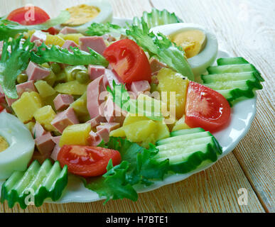 Salade de pommes de terre néerlandais - Huzarensalade Banque D'Images